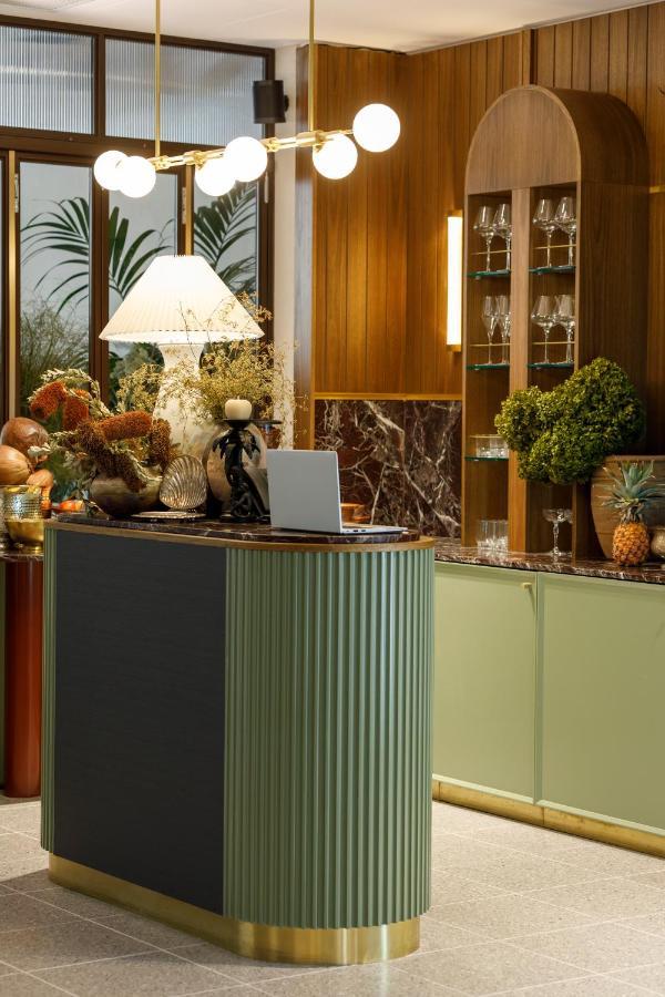 202 Elizabeth Hotel Sydney Exterior foto A kitchen with a built-in refrigerator