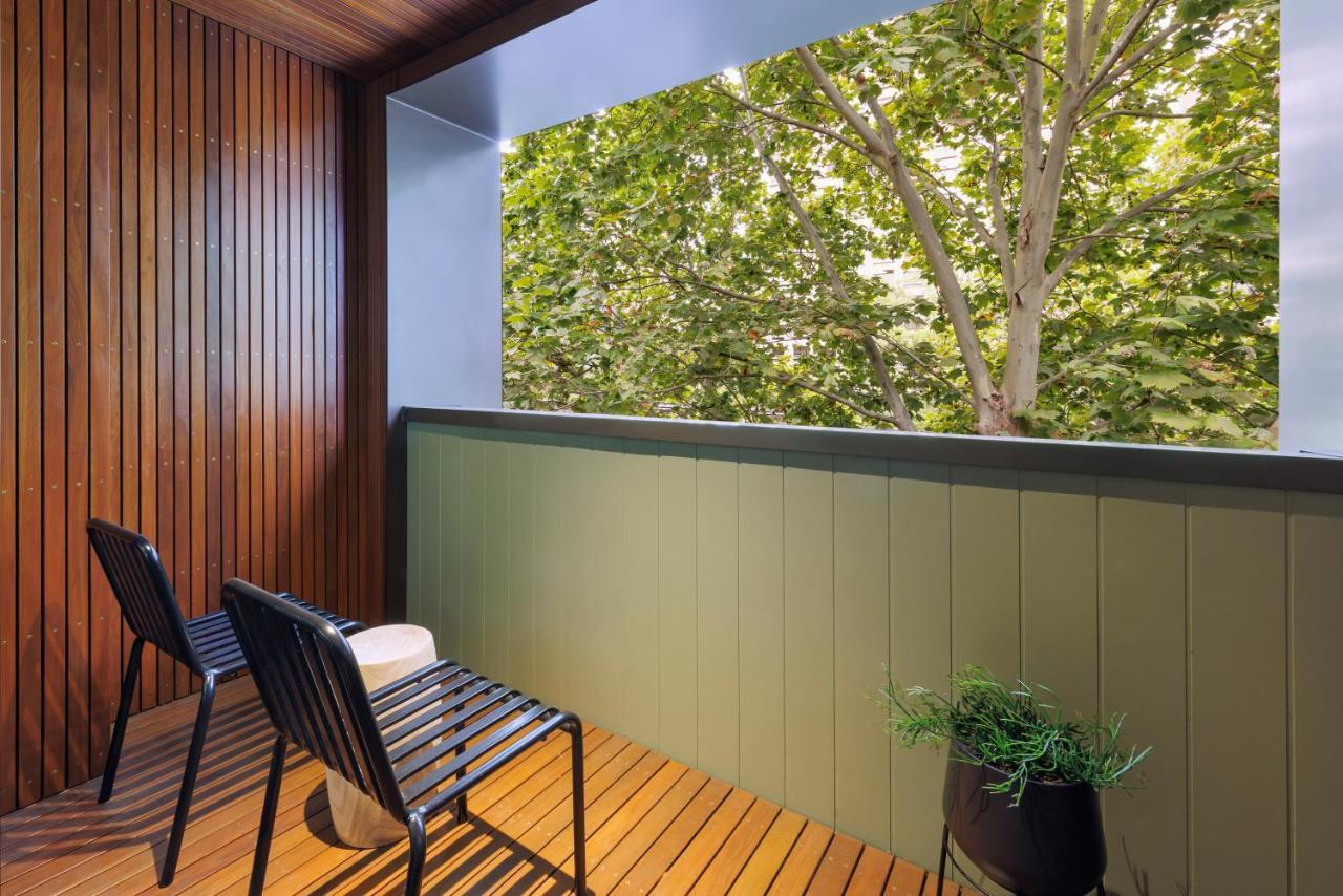 202 Elizabeth Hotel Sydney Exterior foto A balcony with a green wall
