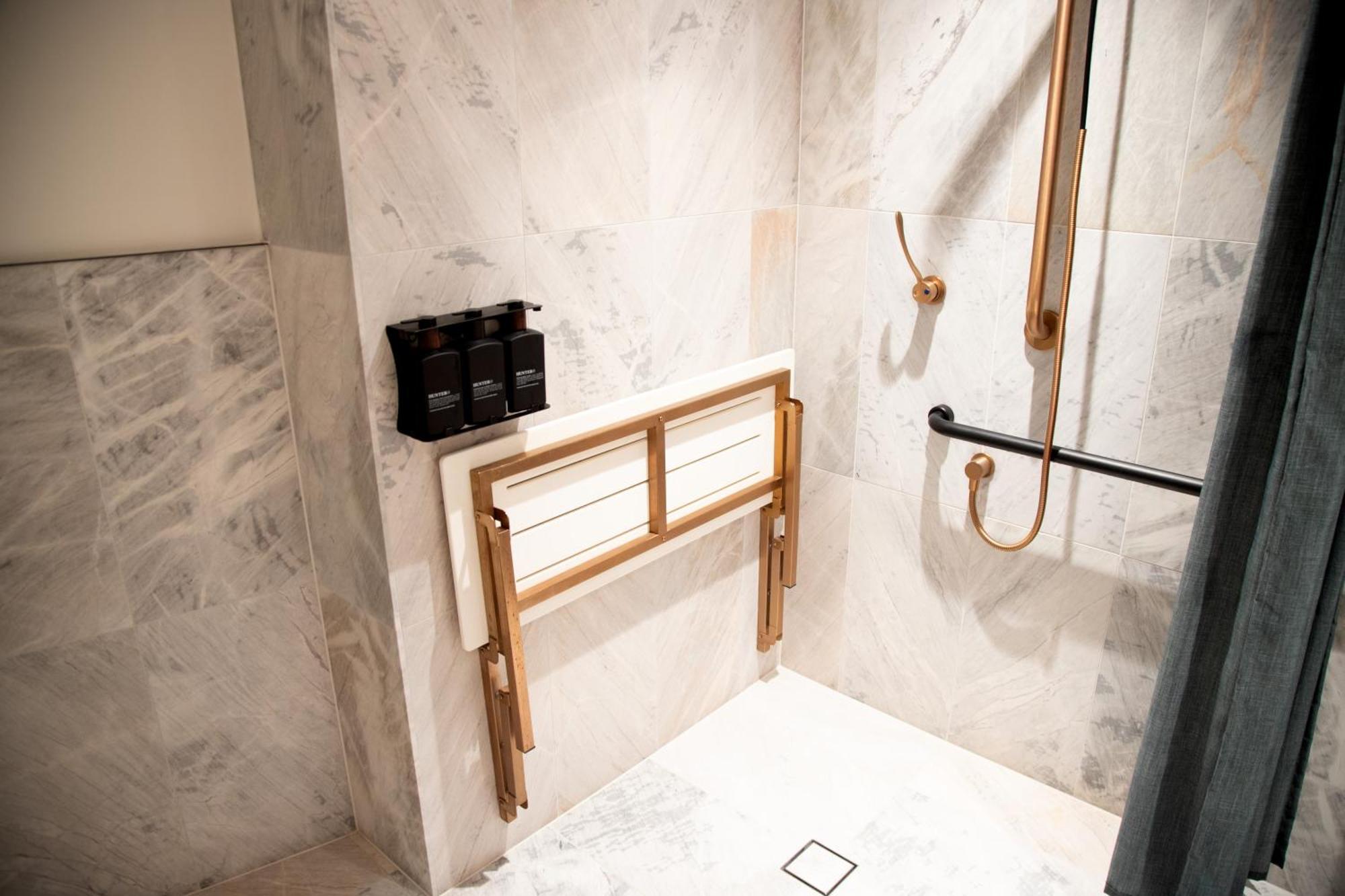 202 Elizabeth Hotel Sydney Exterior foto A shower seat